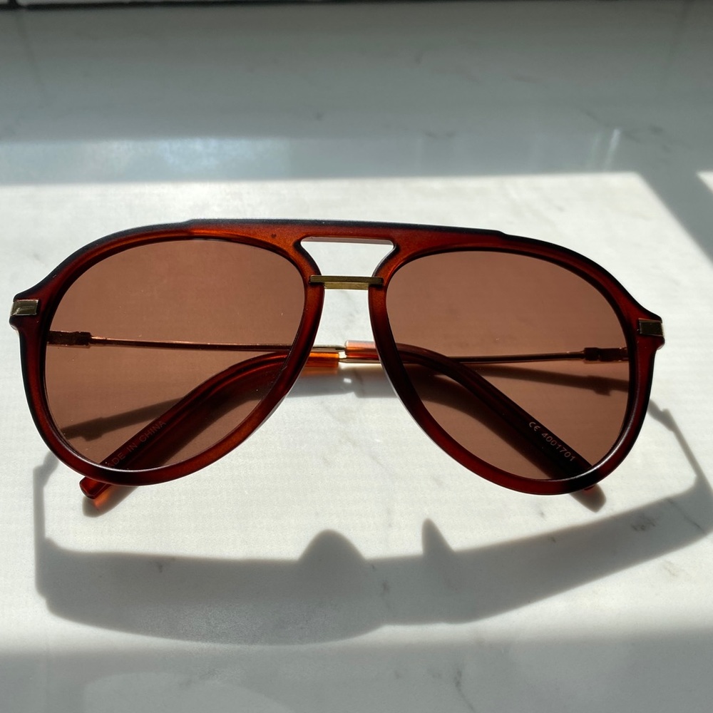 Brown sunglasses with gold detailing - Picture 2 of 4